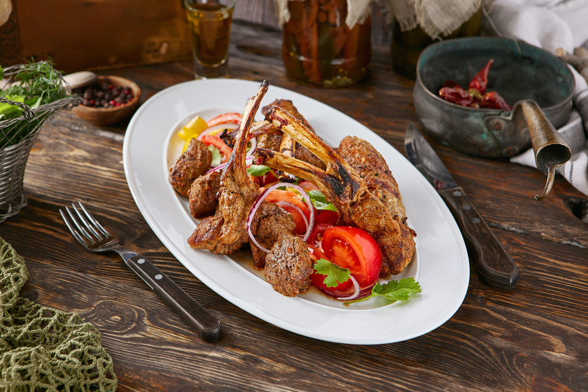 我需要一份抖音探店文案 是一家牛排店 主打 澳洲牛排与龙虾