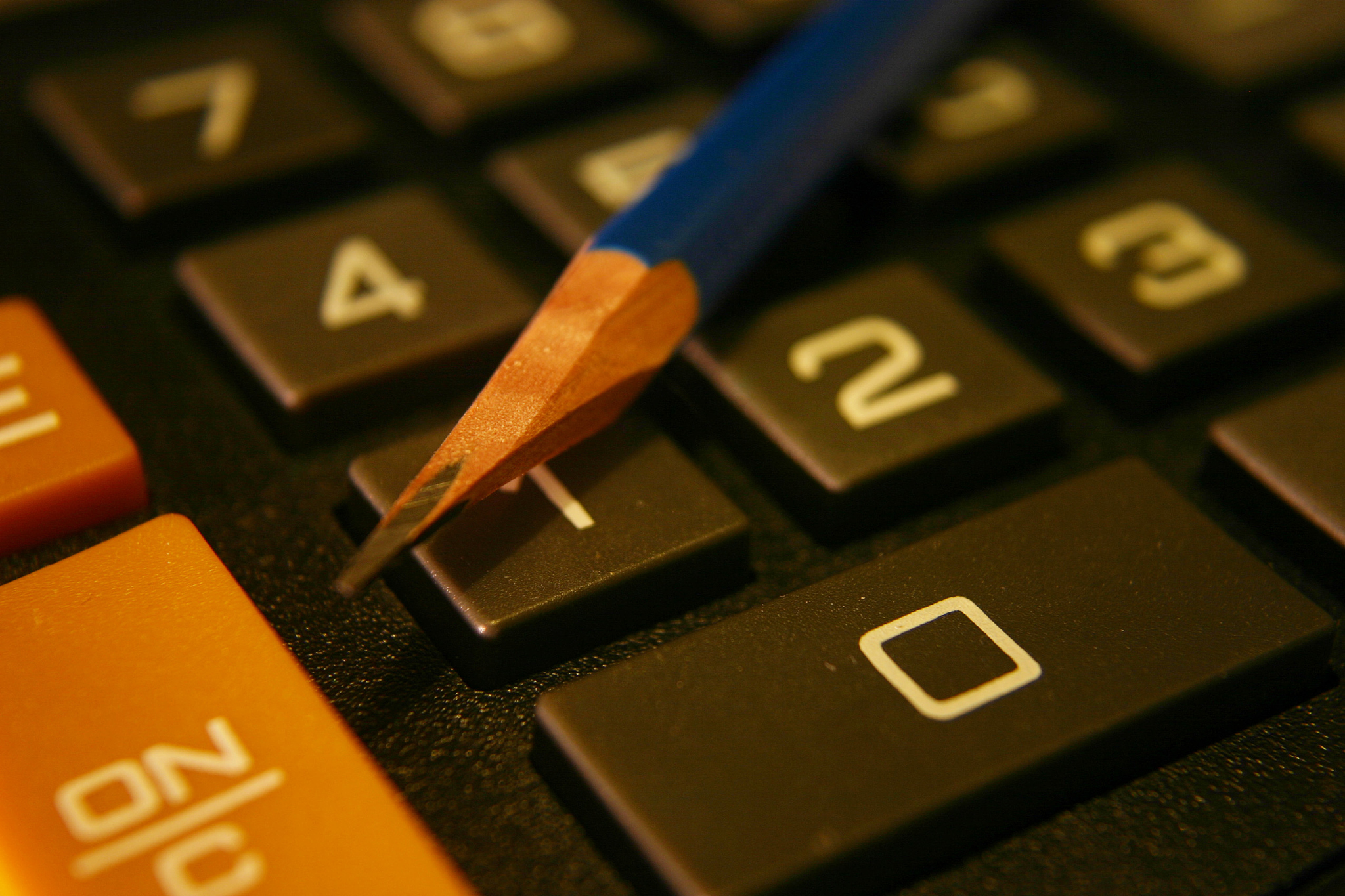 李军和张强付同样多的钱买了同一种铅笔李军要了13支张强要了7支李军又给张强06元钱。每支铅笔多少钱？