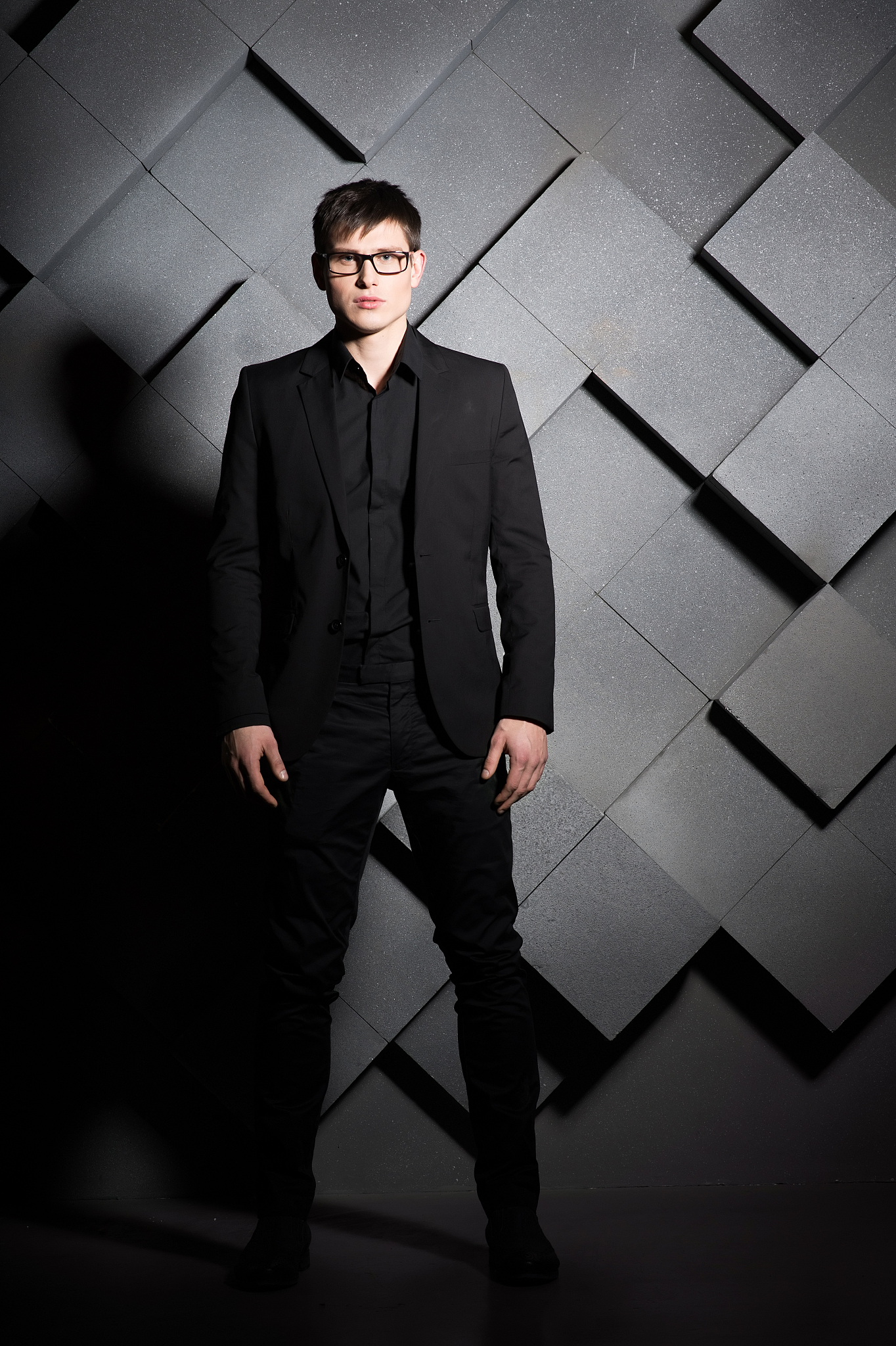 摄影师穿黑色西装的职业搭配优势分析