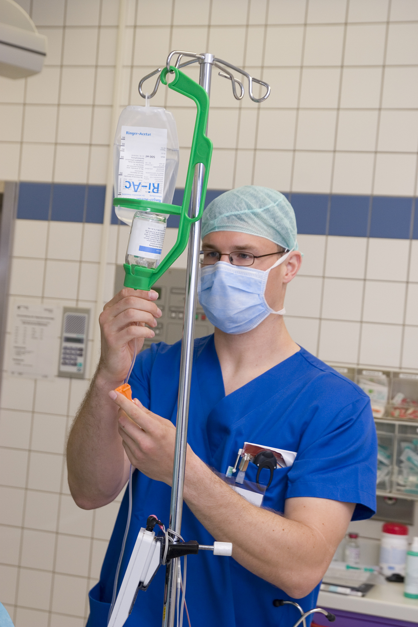 0.9% 氯化钠注射液：用途、功效及注意事项