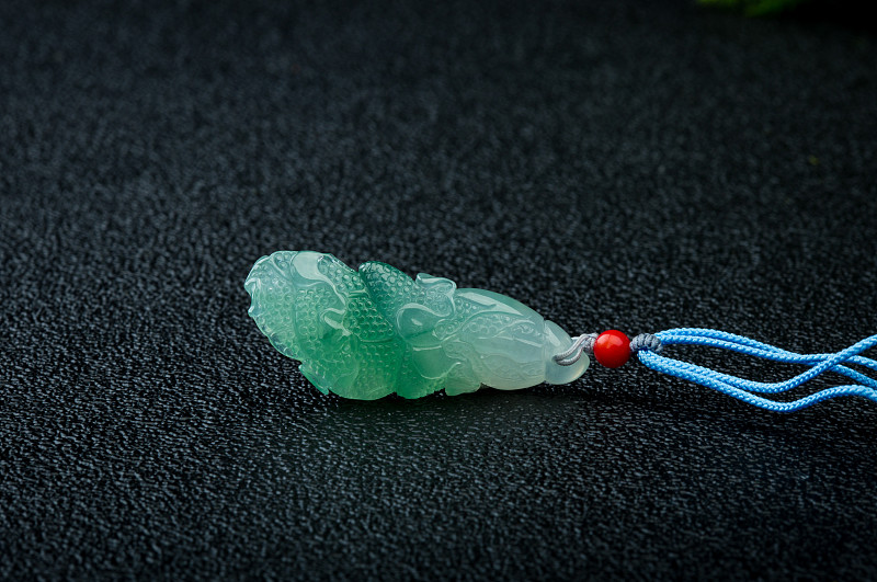 古代定情玉佩：爱情的象征与承诺