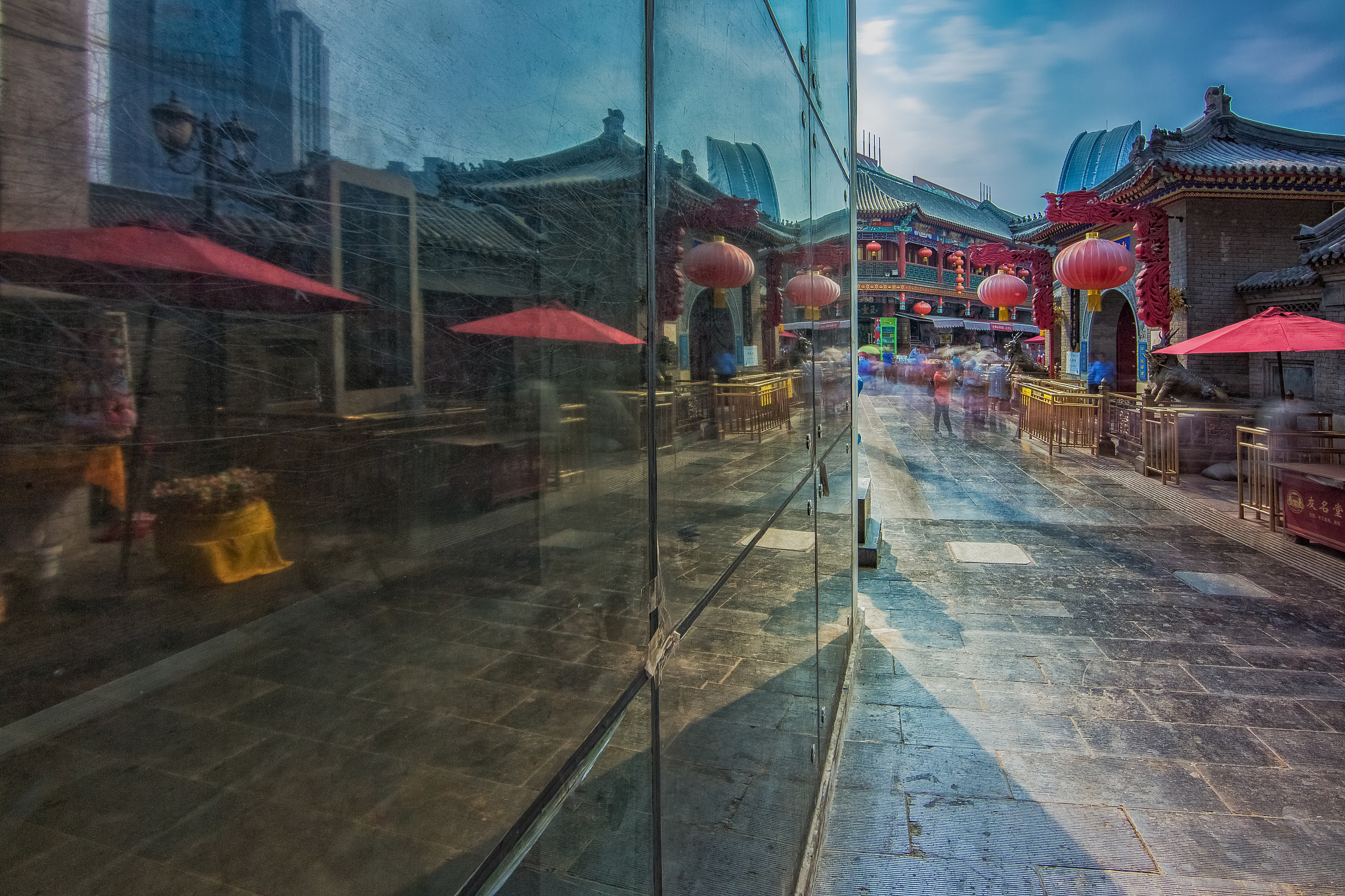 超级马里奥的历史，请简要介绍一下超级马里奥的历史，包括其最初的发布时间、平台和开发团队。此外，该游戏是如何成为一款备受喜爱的经典游戏的？