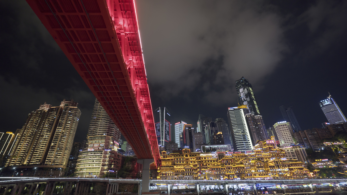 重庆夜景全景,有灯光璀璨的红桥和现代化的天际线