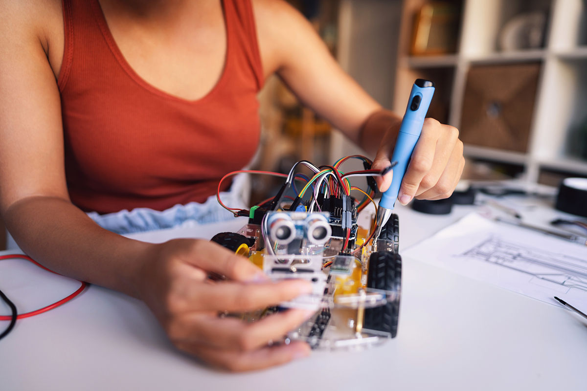 湖北现代科技学校招生专业：计算机科学、人工智能、机器人工程等热门专业