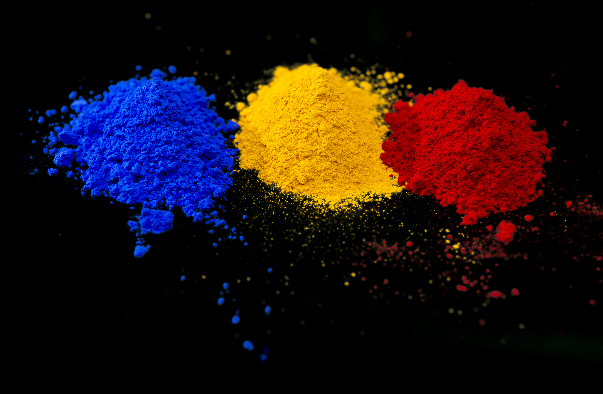 展开说说：热致荧光变色粉末的制备 此处的热致荧光变色粉末的制备以尼罗红为例先称量 10 g 的软脂酸颗粒于试剂瓶内再称量159 mg 的尼罗红粉与软脂酸混合配置浓度为 00005 mmolg的红色热致荧光变色材料加入转子将试剂瓶盖紧后放入恒温加热磁力搅拌器中水浴 75°C恒温加热待软脂酸部分熔融出现透明液体时打开磁力搅拌开关匀速搅拌至试剂瓶中块状物消失等尼罗红充分溶解呈红色澄清溶液后将试剂瓶从水浴