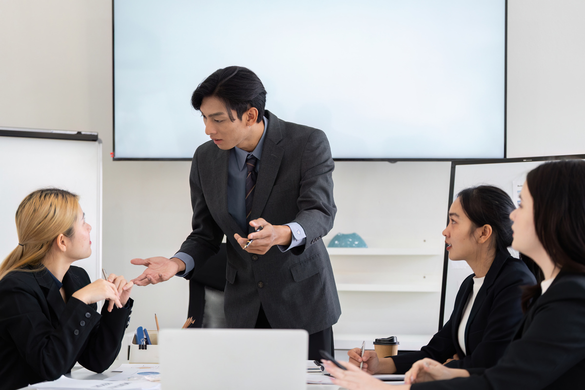 产品经理面试被问：如何和技术开发人员沟通请举具体案例说明？请以专业面试官的角度提出具体改进建议。接着以你提出的建议来改写这段经历