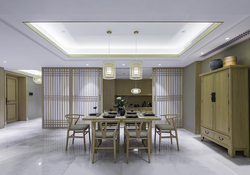 导入空间是来访者最初进入的空间融入中式设计的屏风影壁墙或者透雕纹样都可以体现出中式文化的气息。导入空间作为空间的起始阶段除了考虑其带给人们良好的第一印象之外还不能忽略其功能性。成功的导入空间设计不仅会给人带来良好的第一印象还能完善的表达企业整体艺术形象。