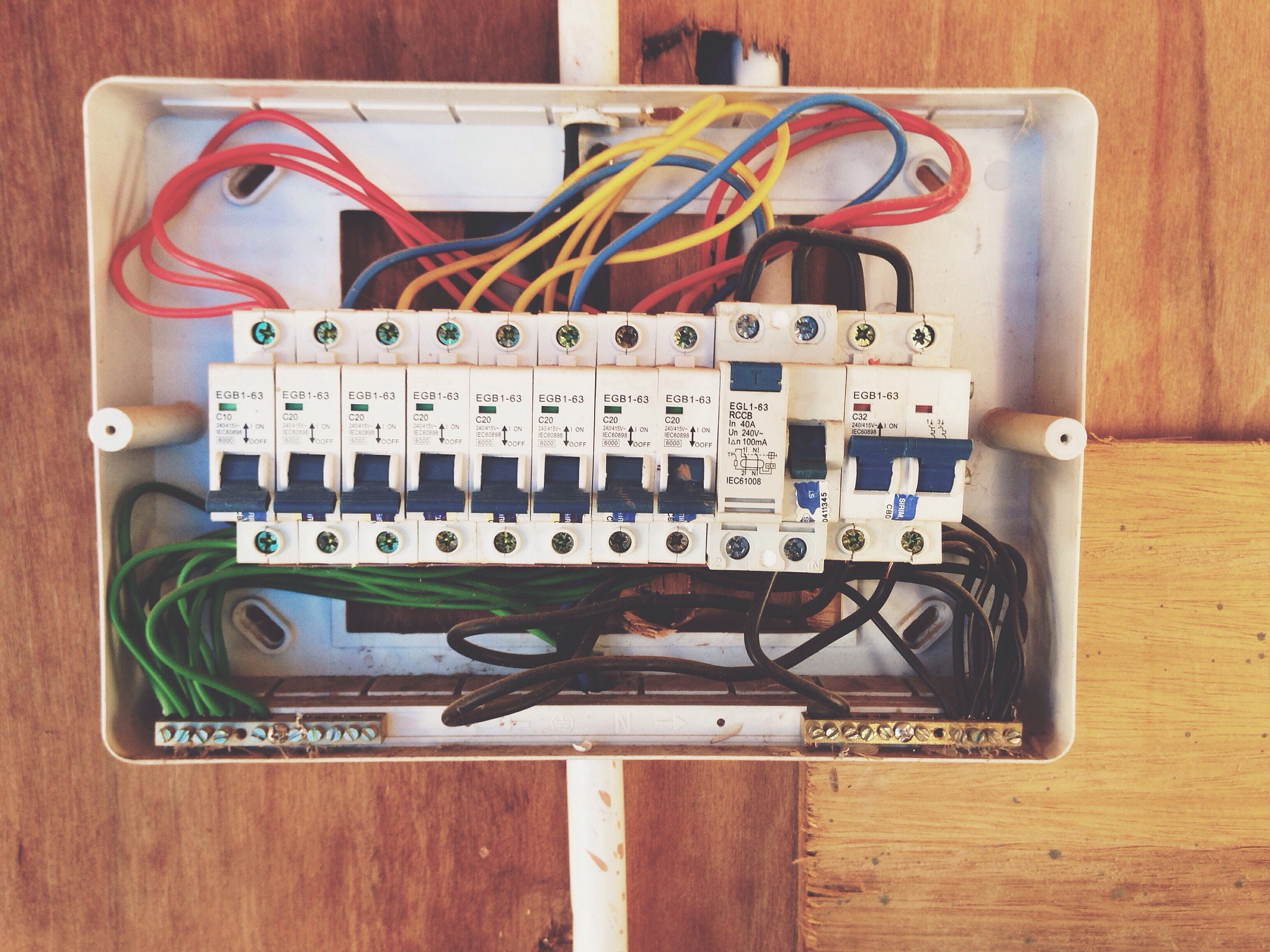 高强散热、高通用性一体式光伏接线盒研发：借鉴现有技术