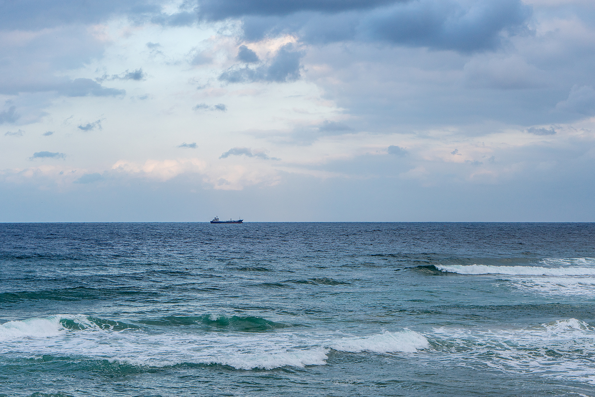 站在船头，看无边大海的壮阔与神秘