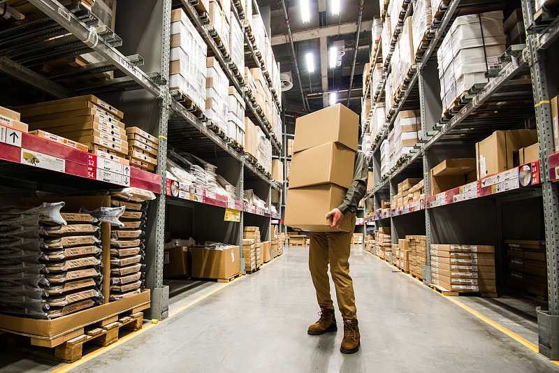 仓和储意思相近。A对B错。仓和储虽然都与储存、保管等意思相关但是仓更强调储存物品的场所如仓库、货仓等；而储更强调储存物品的行为或状态如储蓄、储藏等。因此两者的意思有一定区别。仓储的基本功能包括储存、保管、拼装、分类等基础作业。 A对 B错