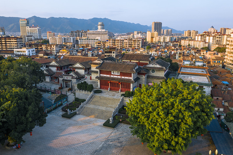 航拍广东省肇庆市端州区叶挺独立团旧址 阅江楼 木棉花 蓝天