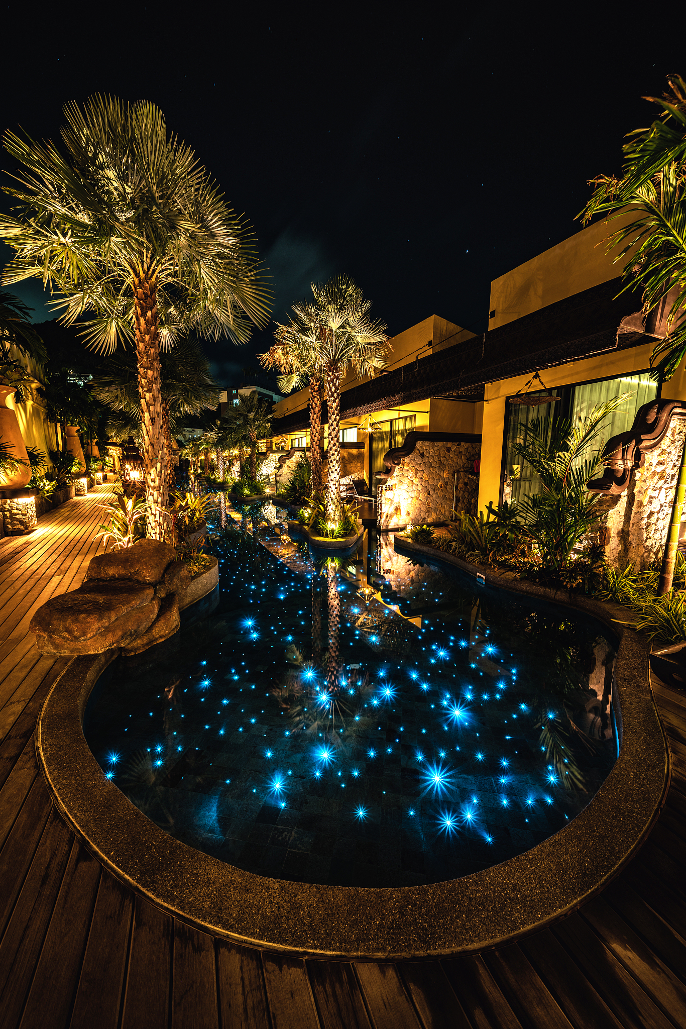 露台花园夜晚的智能泳池也很调皮炫光四射