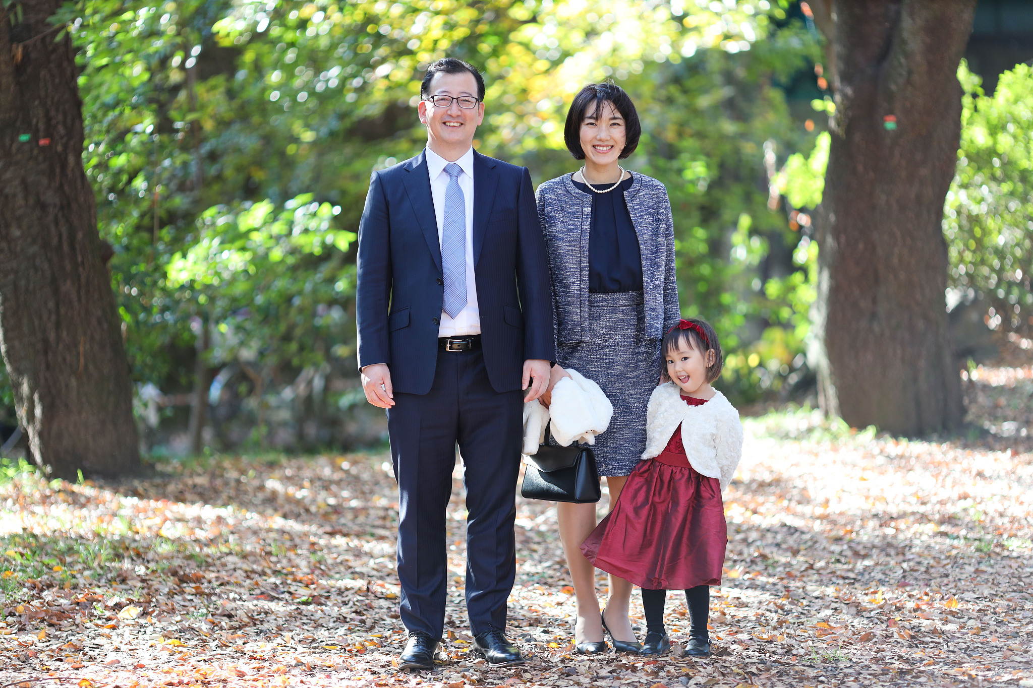 japanese parents with their daughter at shichi go san celebratio