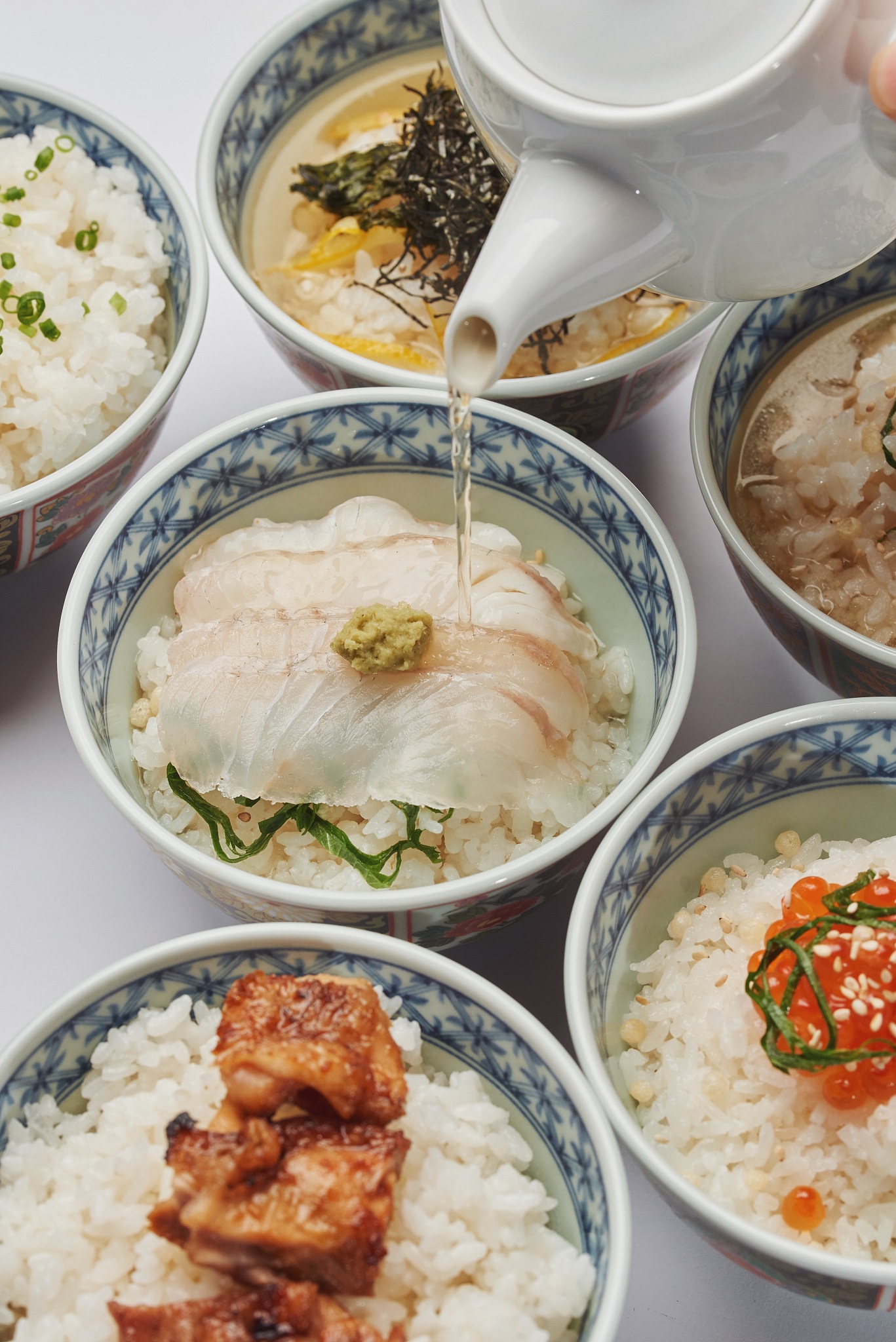 帮我指定一个一家四口用1000元吃一个月的早餐、中餐、晚餐！