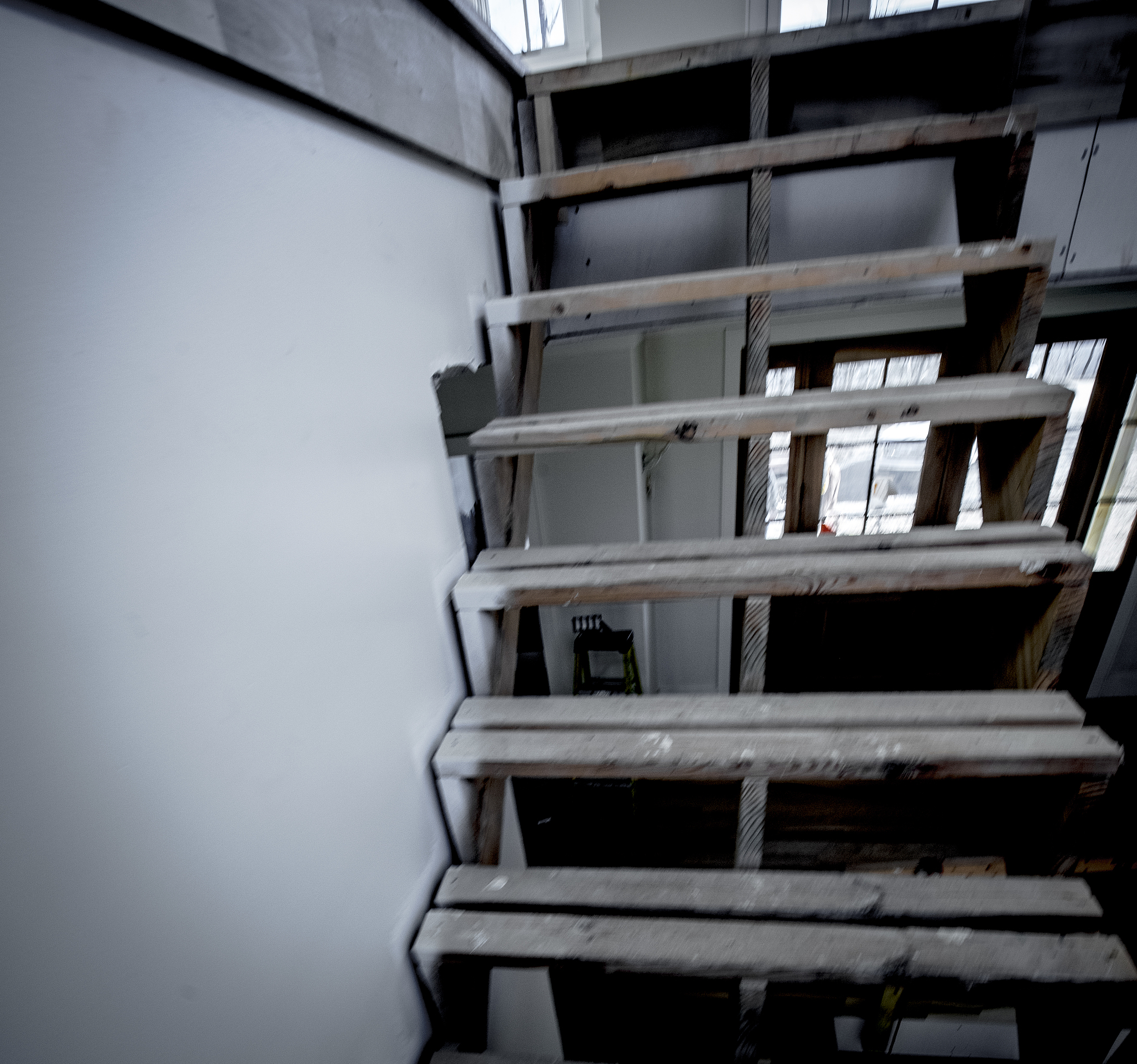 全自动阁楼伸缩楼梯设计研究：原理、结构、应用与展望