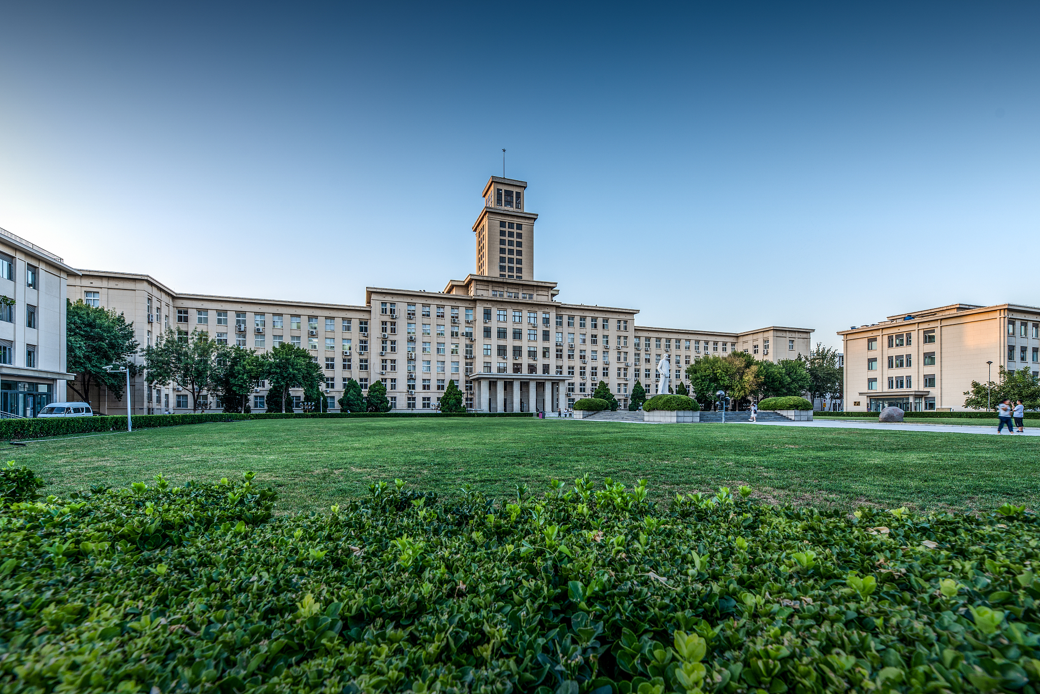中国双一流重点大学历史名校天津南开大学主楼景色