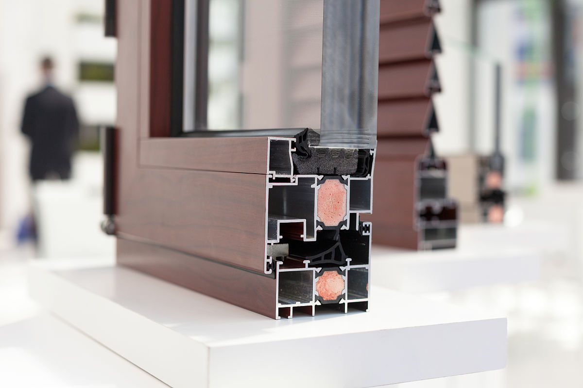 塑钢材料封阳台选哪种型号好一些 推荐一个型号帮我用200字详细描述