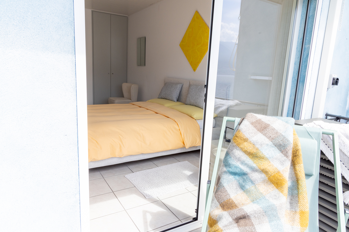 Write a post looking for a roommate Give your post to your partner Ask him her to reply to you