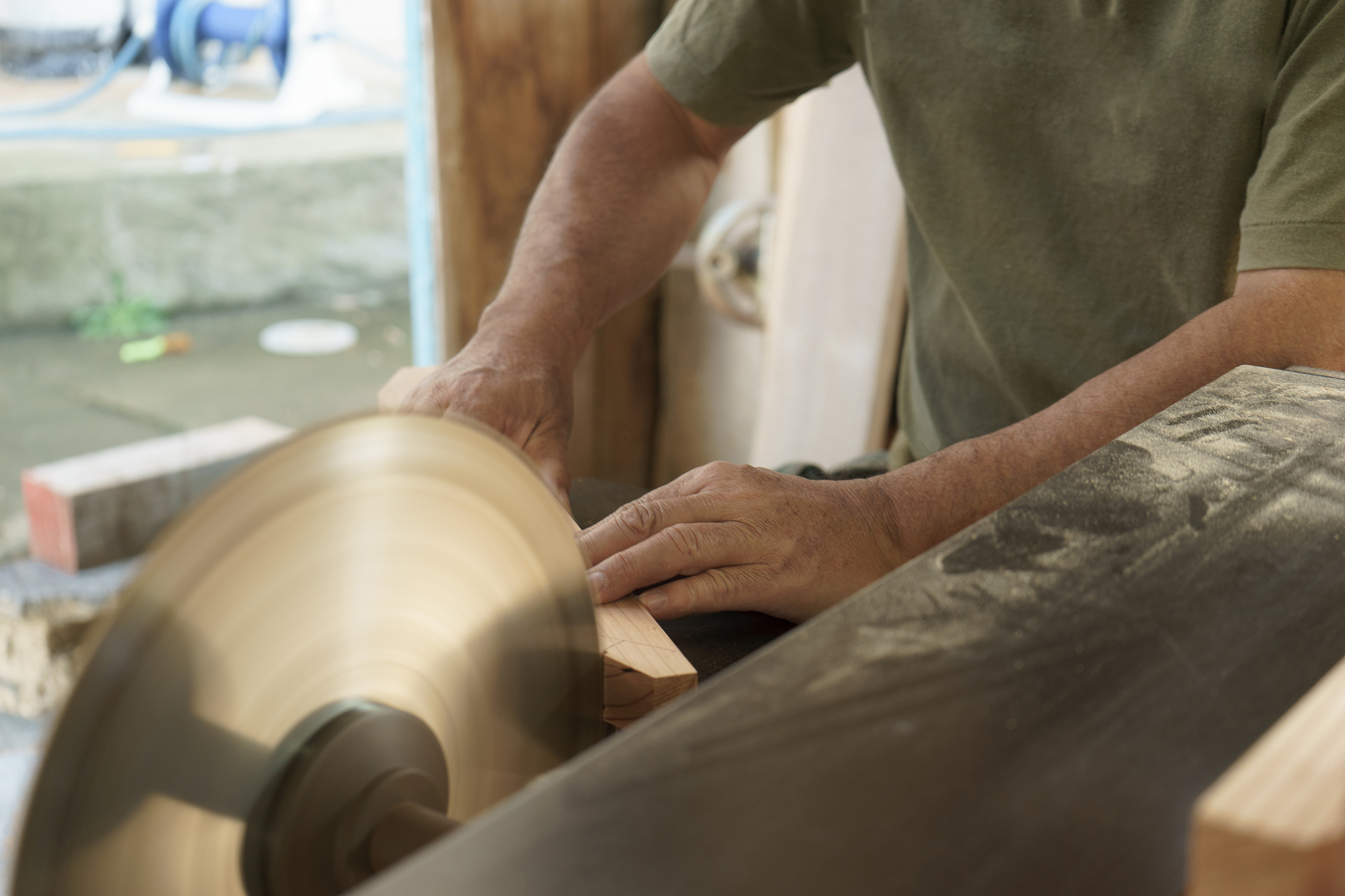 子承父业：两代人传承技艺的动人画面