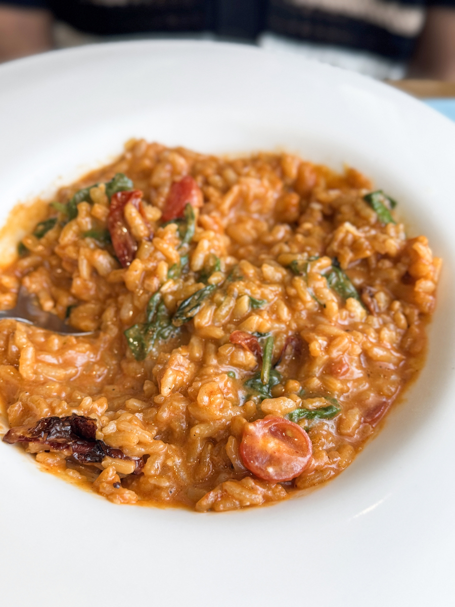 用《咖喱咖喱》的曲把番茄炒鸡蛋这道菜进行重新填词帮我用200字详细描述