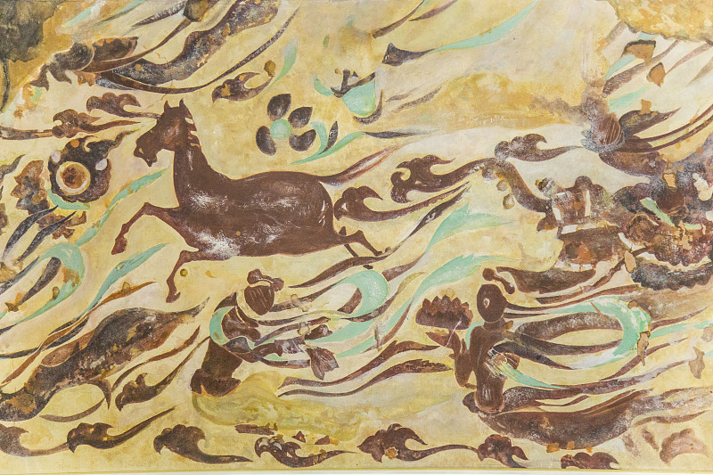 请结合人美版小学四年级上册美术书中的《飞天》一课透过观察敦煌飞天的壁画图片了解敦煌飞天的由来与历史谈谈如何培养小学四年级学生的人文素养与艺术情怀要求500字