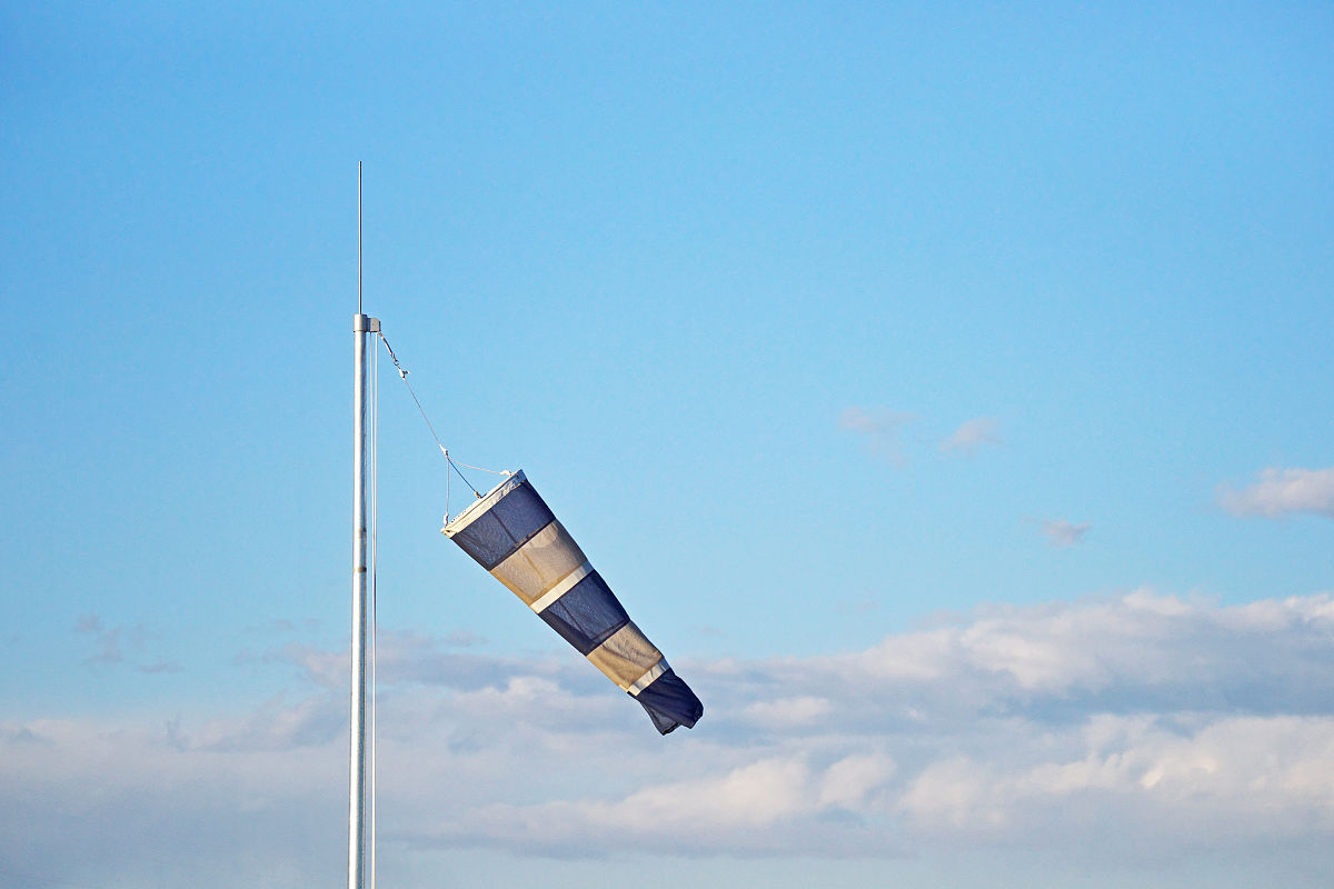 问题3 利用你们的模型分析平均风风场情况下操纵滑翔伞从高空竖直落下、从高空滑翔降落到距竖直点L米处的运动过程和操纵策略并通过模型的模拟展示滑翔伞的运动过程。