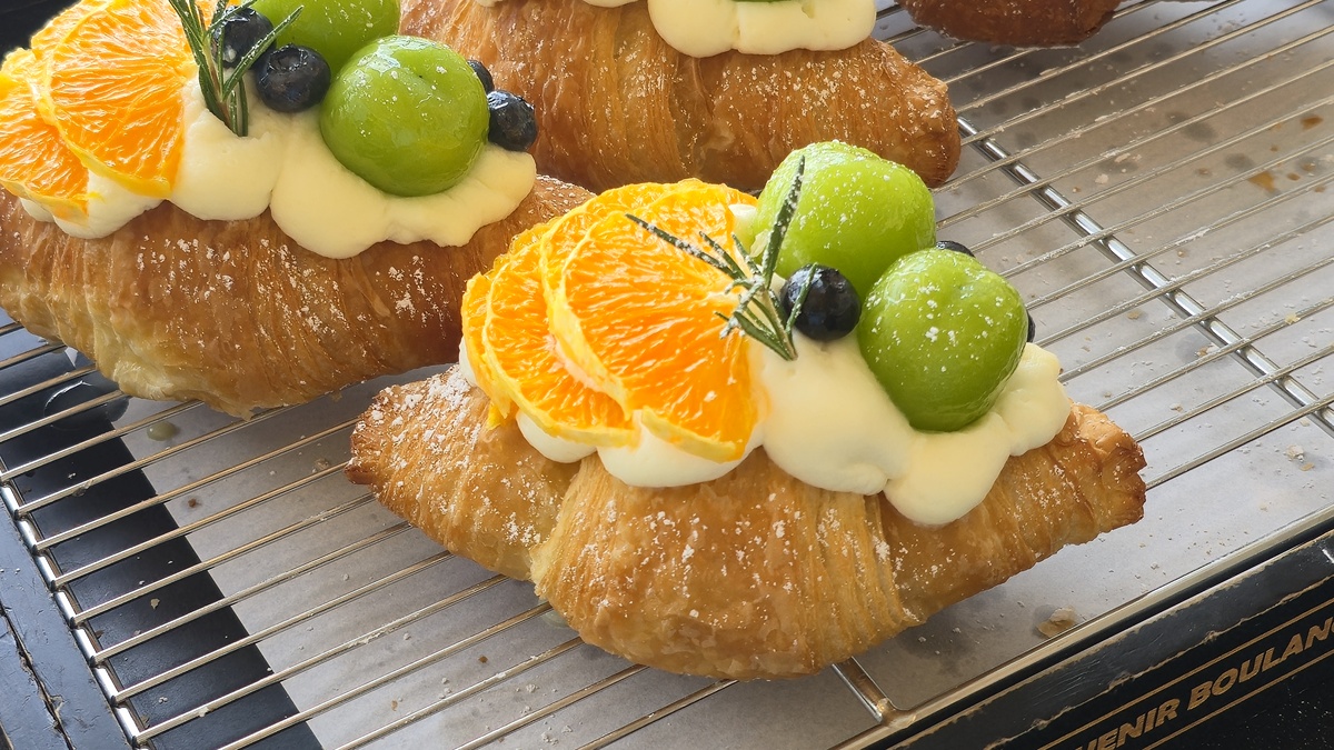 下午茶套餐组合推荐：松饼、提拉米苏、芝士蛋糕、三明治搭配红茶、咖啡、橙汁