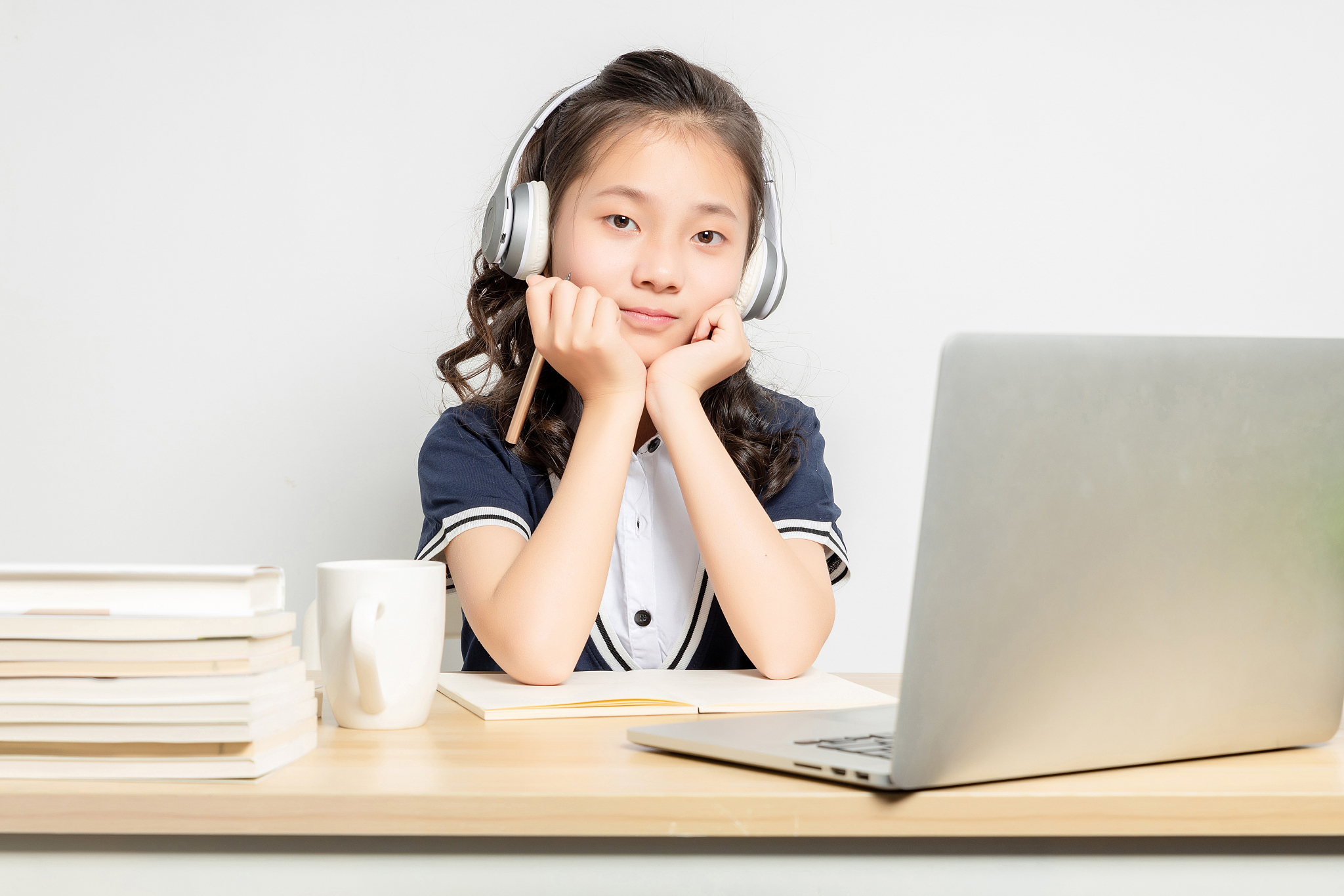 正在上网课的亚洲小学女生