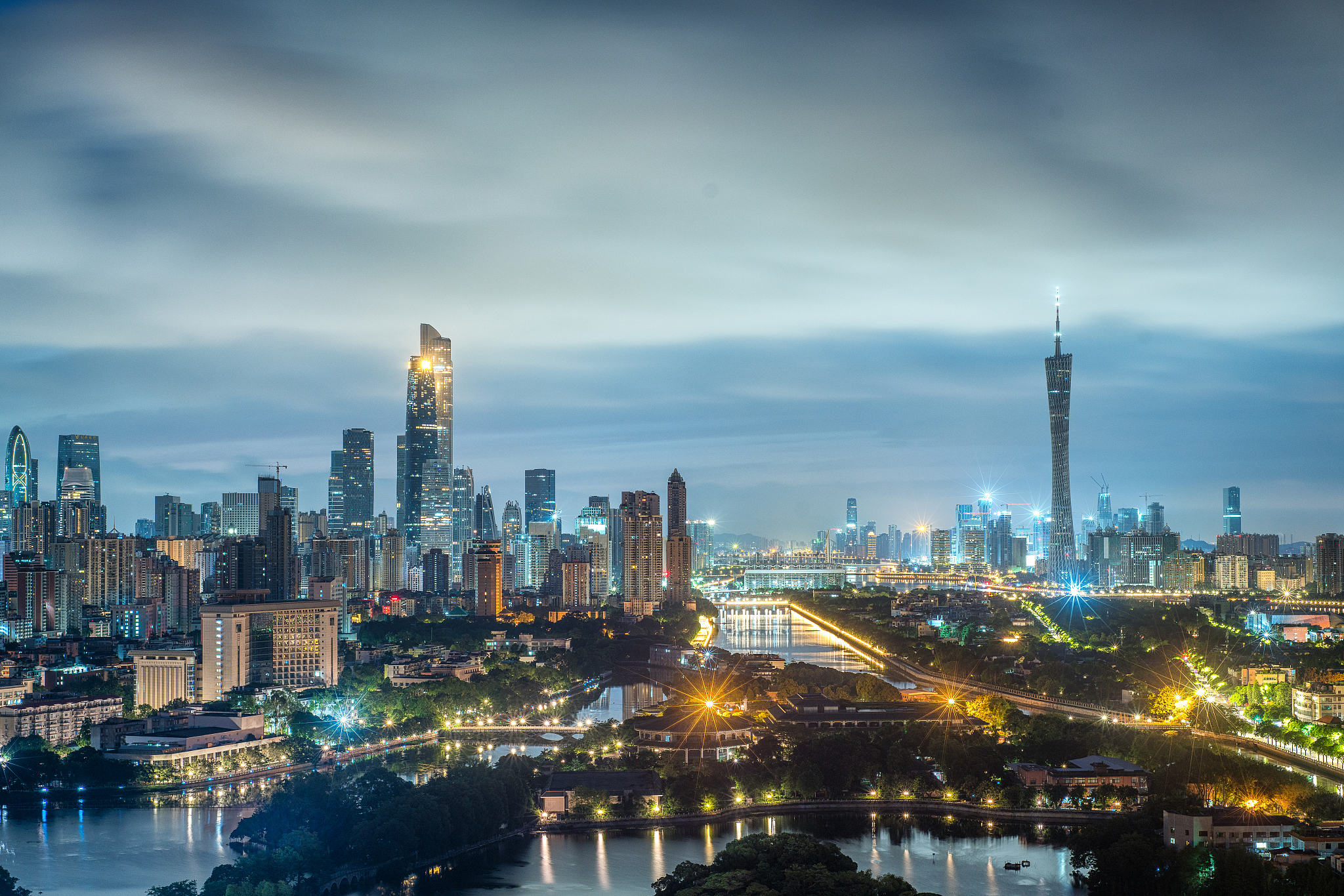 广州东湖公园-珠江新城商务区-广州塔城市天际线日出晨曦