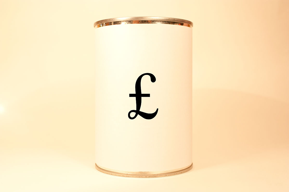 以下这段话如何换成另一种中文方式表达？认真研究图纸编制工程概算、年度、季度成本计划和分项工程工料分析。