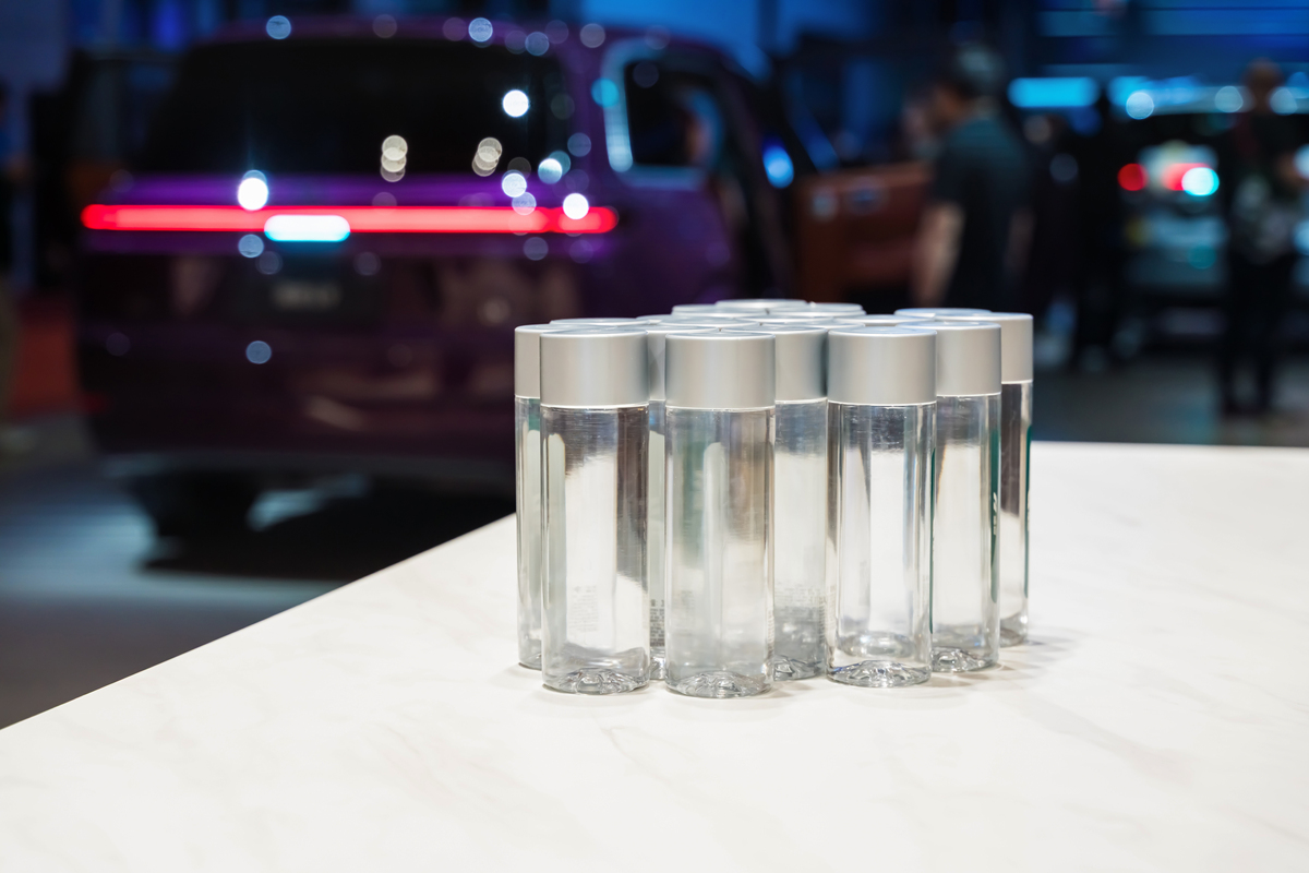 帮我写一份营销文案内容讲述场景是一位18岁女生在公司上班坐在凳子上喝水 产品是透明塑料水杯 定位入群是18-23岁年轻女性