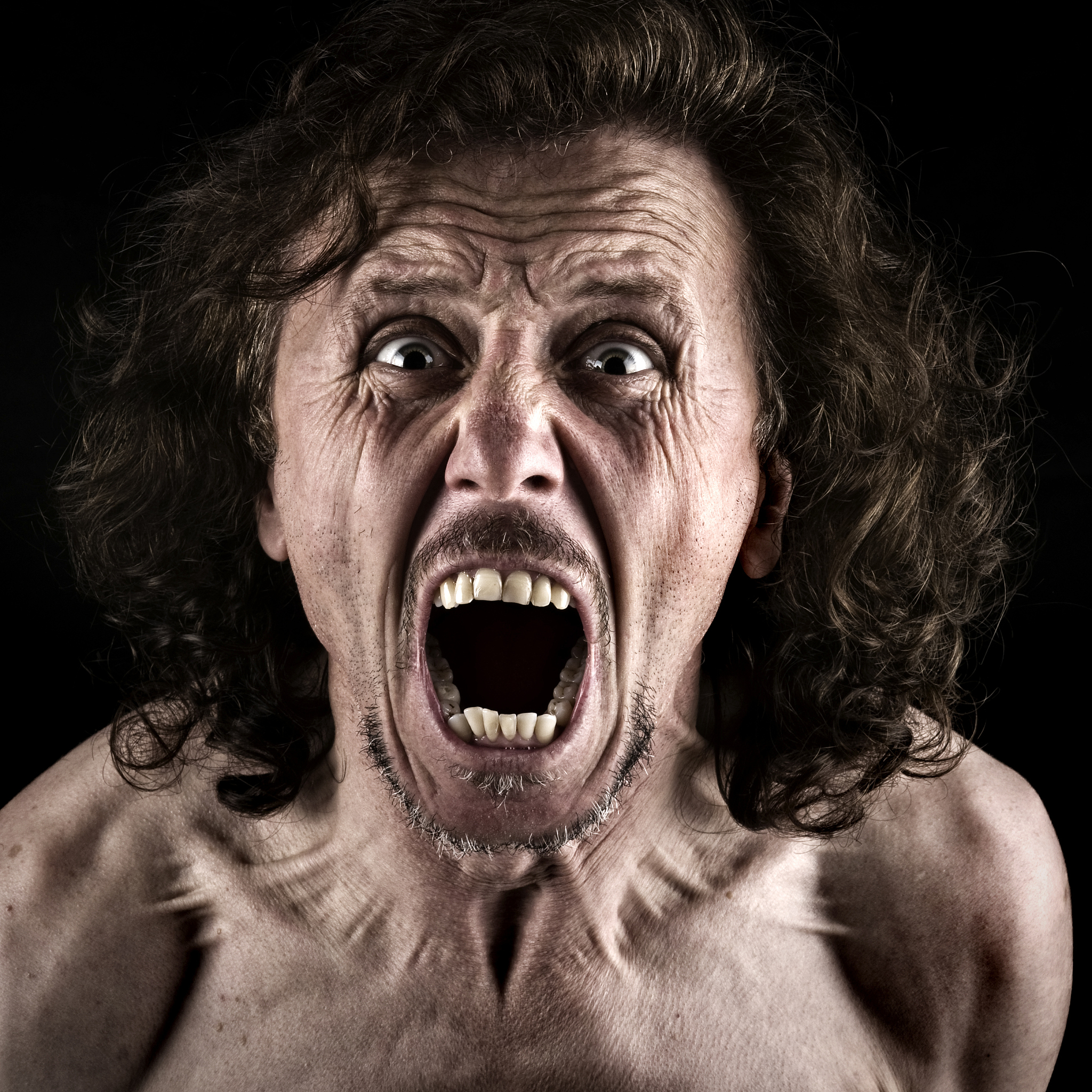 疯狂的尖叫：颤抖的身躯与咬牙切齿