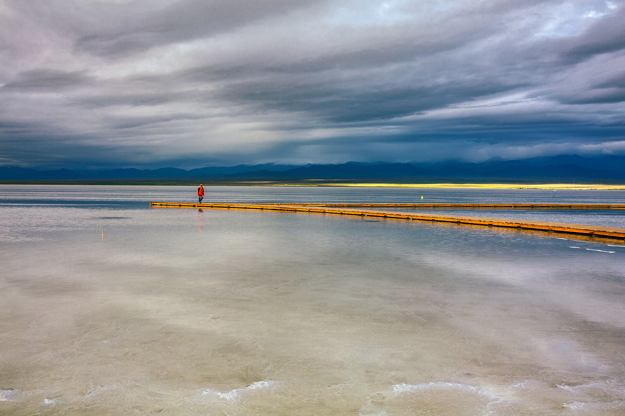 以《自驾云游季青海好风光》为文章标题写一篇一千字左右的文章要求文章条理清晰要求内容尽量丰富且完整要求描写详细且文笔优美要求文章内容引人入胜要求让人有读下去的欲望。为上文写1个不同风格的长标题要求标题足够吸引人但是又不能标题党。