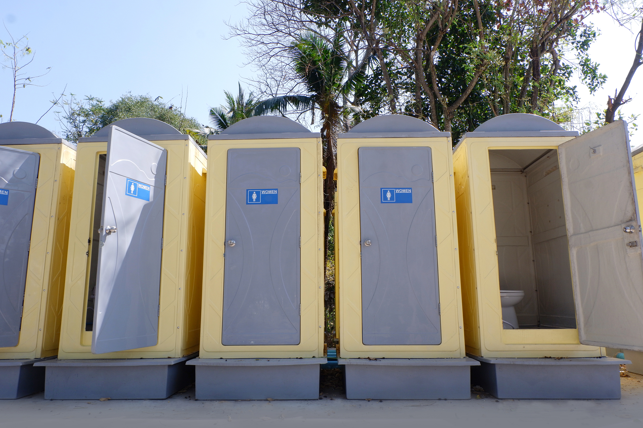 移动公厕帮我用200字详细描述