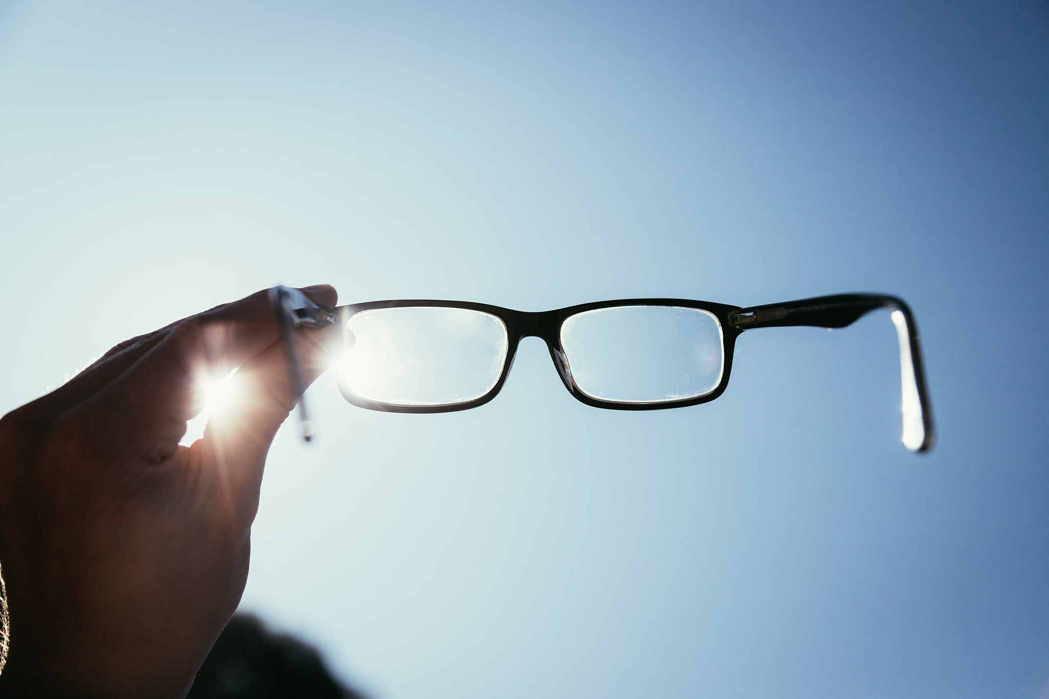 为什么用眼睛看手的时候后面会模糊