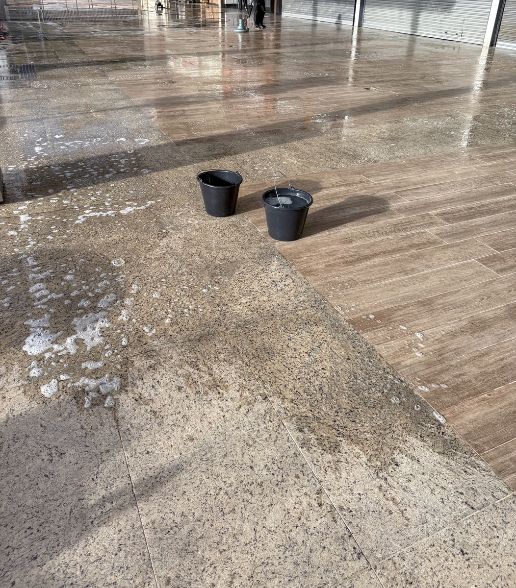 水磨石施工工艺详解：从地面准备到防滑处理