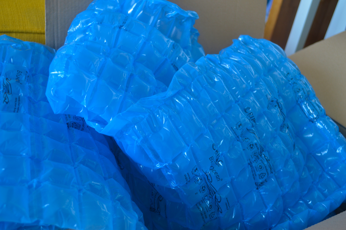 深蓝色的盖子上一堆字母的气垫叫啥