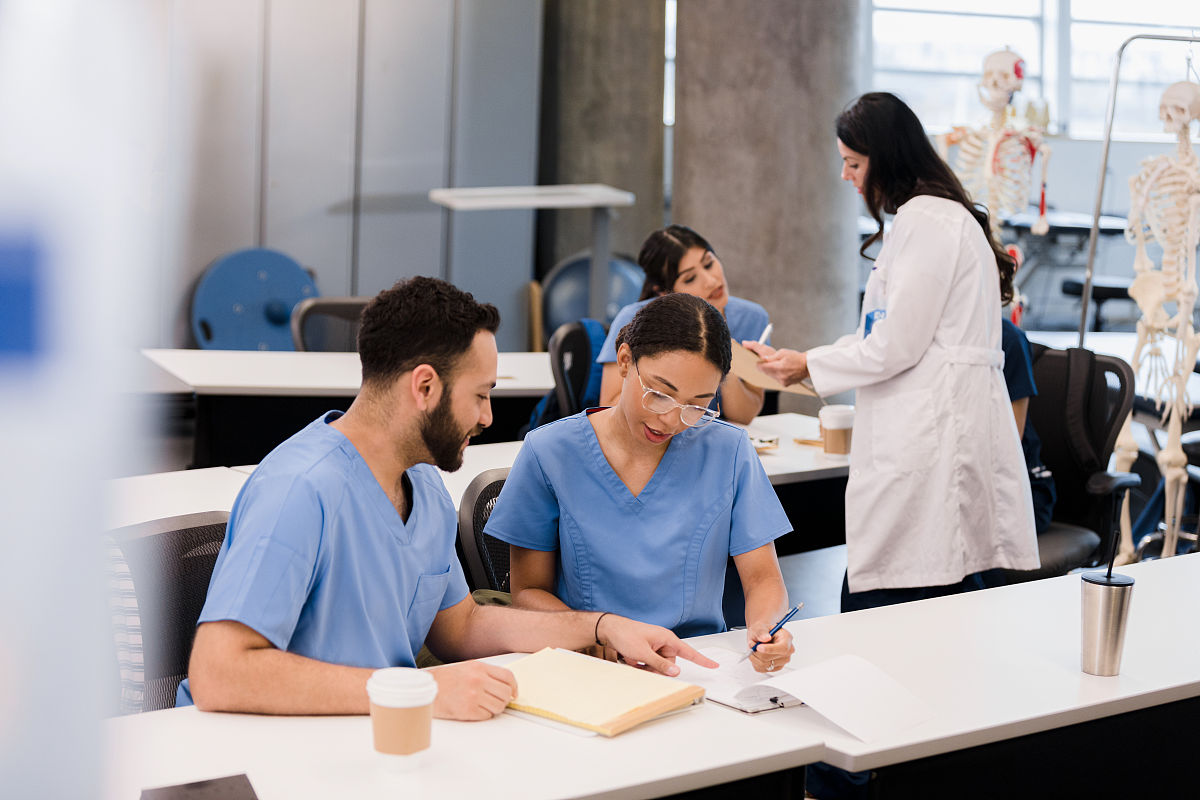 围绕学习认真、协助老师、热心、活泼写一篇500字的优秀小学生事迹