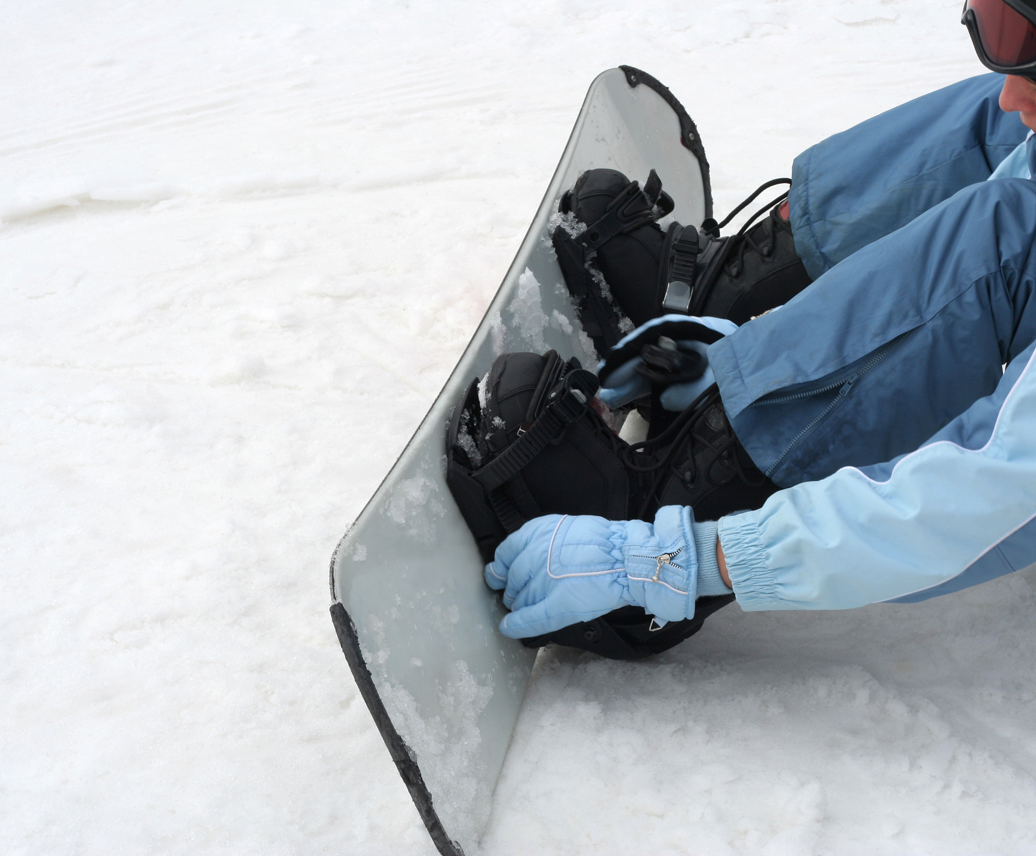 翻译：稿件中的参考文献15-17这些学者均研究了吹气对列车的减阻效果证明吹气确实可以用于减阻但类似于本文将吹气口布置在转向架舱的研究还未有试验和论文记载。由于缺少试验条件头车阻力减少无法验证虽然目前数值方法可以匹配试验结果但经过思考过后这句话说得太绝对还是需要一定的试验才能支撑。结合问题10本文移除了阻力部分重点描写吹气作用下的防雪效果。对于减阻效果后续将进一步采用三编组模型展开。