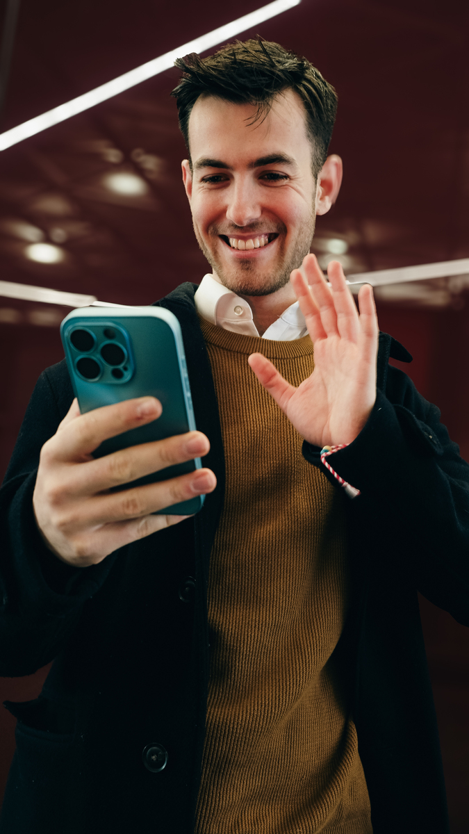 请为基于大模型的农作物疾病诊断和知识问答系统写一段专业商业计划书的团队分析团队主要成员介绍创始人、高管、关键技术人员等这些成员的过往教育背景、工作经验、成功案例等。以及团队各成员的分工和业务互补情况、公司组织架构设计、团队整体的稳定性等。】