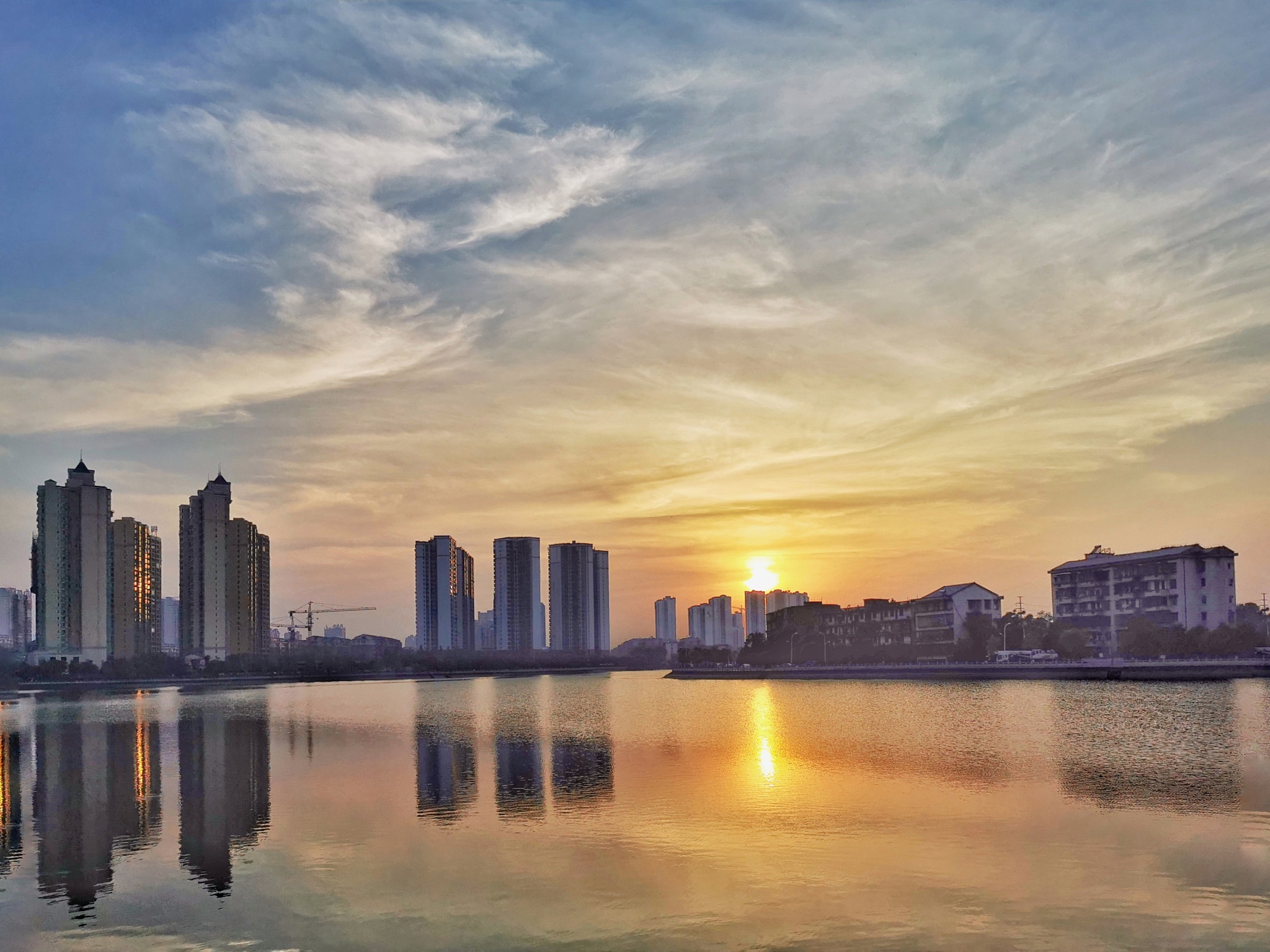 要求：根据以下问题详细解答1：益阳有哪些媒体曝光求助热线平台？有哪些媒体可以曝光？2：益阳有哪些媒体曝光求助热线平台？媒体曝光求助热线电话是多少？3：当普通老百姓遇到困难怎么向媒体求助？4：向媒体求助需要准备哪些材料？5：网络媒体曝光的好处有哪些？6：什么是新媒体？有哪些特性？7：益阳有哪些媒体曝光求助热线平台？新闻媒体发稿平台有哪些？8：网络媒体曝光的优势有哪些？9：详细介绍一下益阳有哪些媒体曝