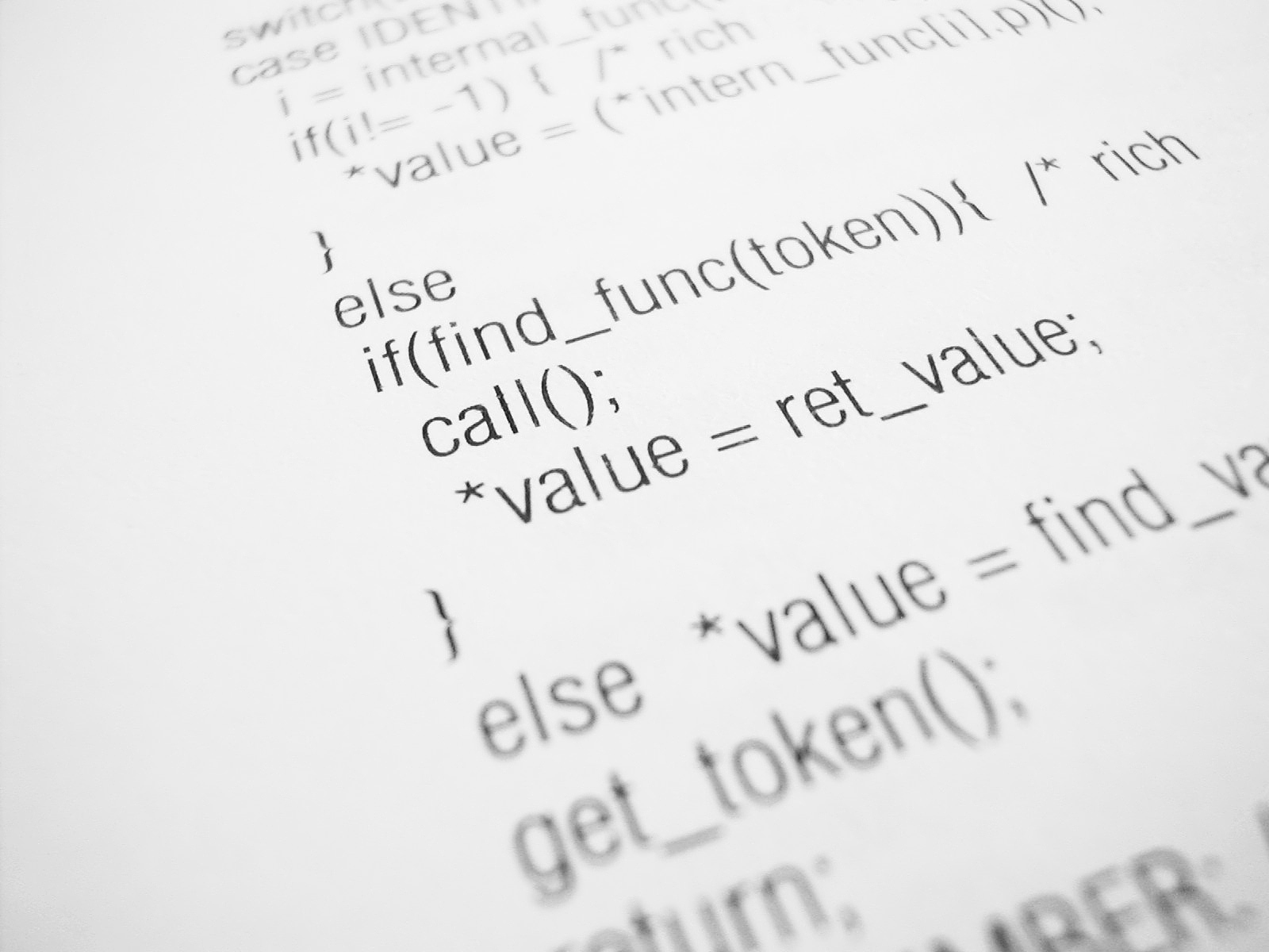 C语言代码示例：识别并打印元音字母