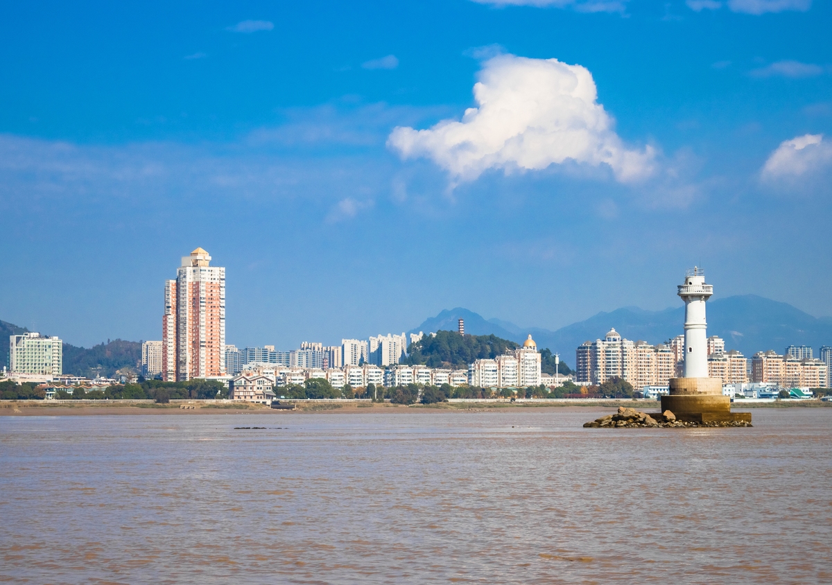 河畔灯塔景观.