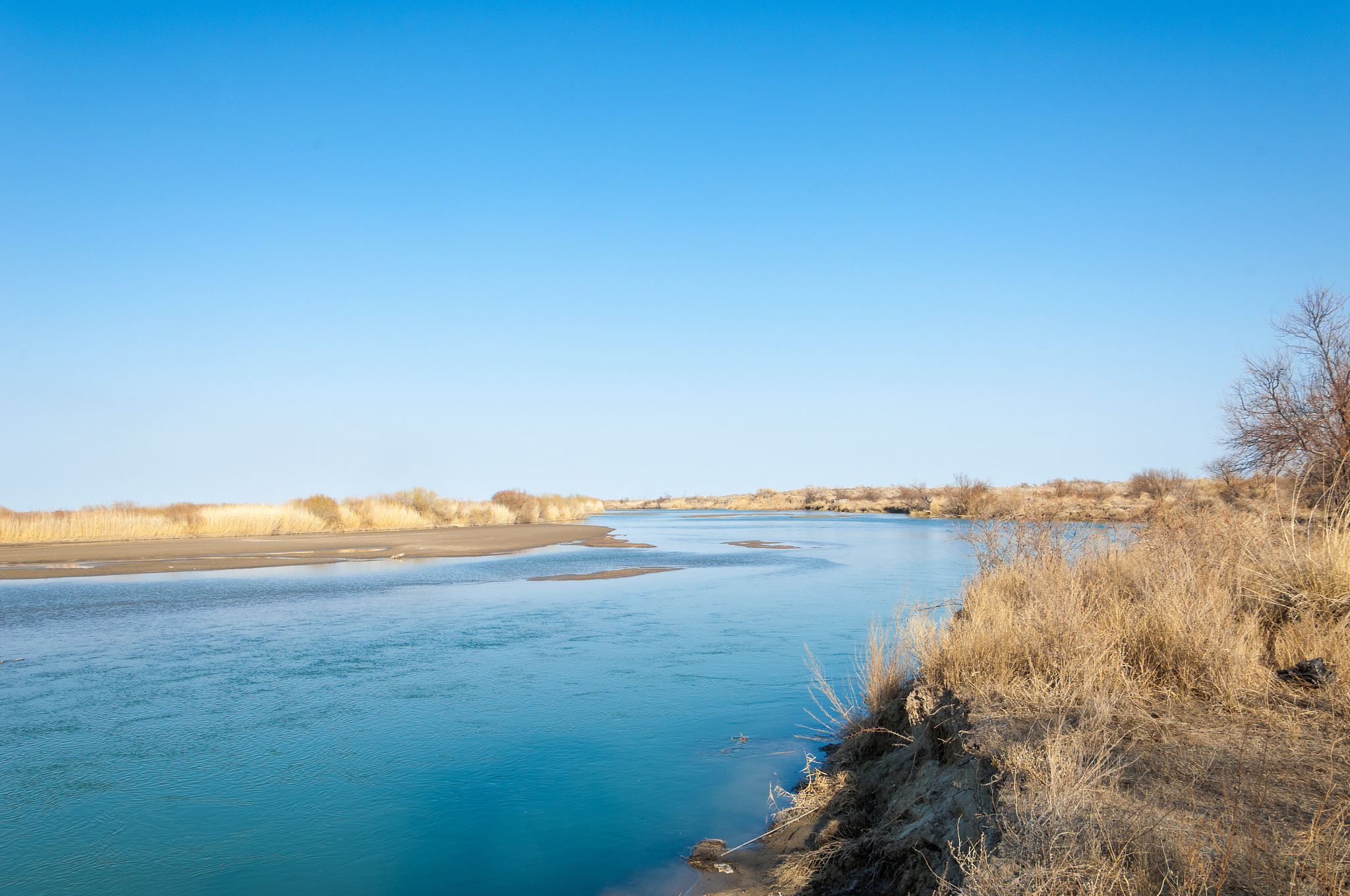 酒泉秀水潺潺流清风徐来醉人愁。是什么意思