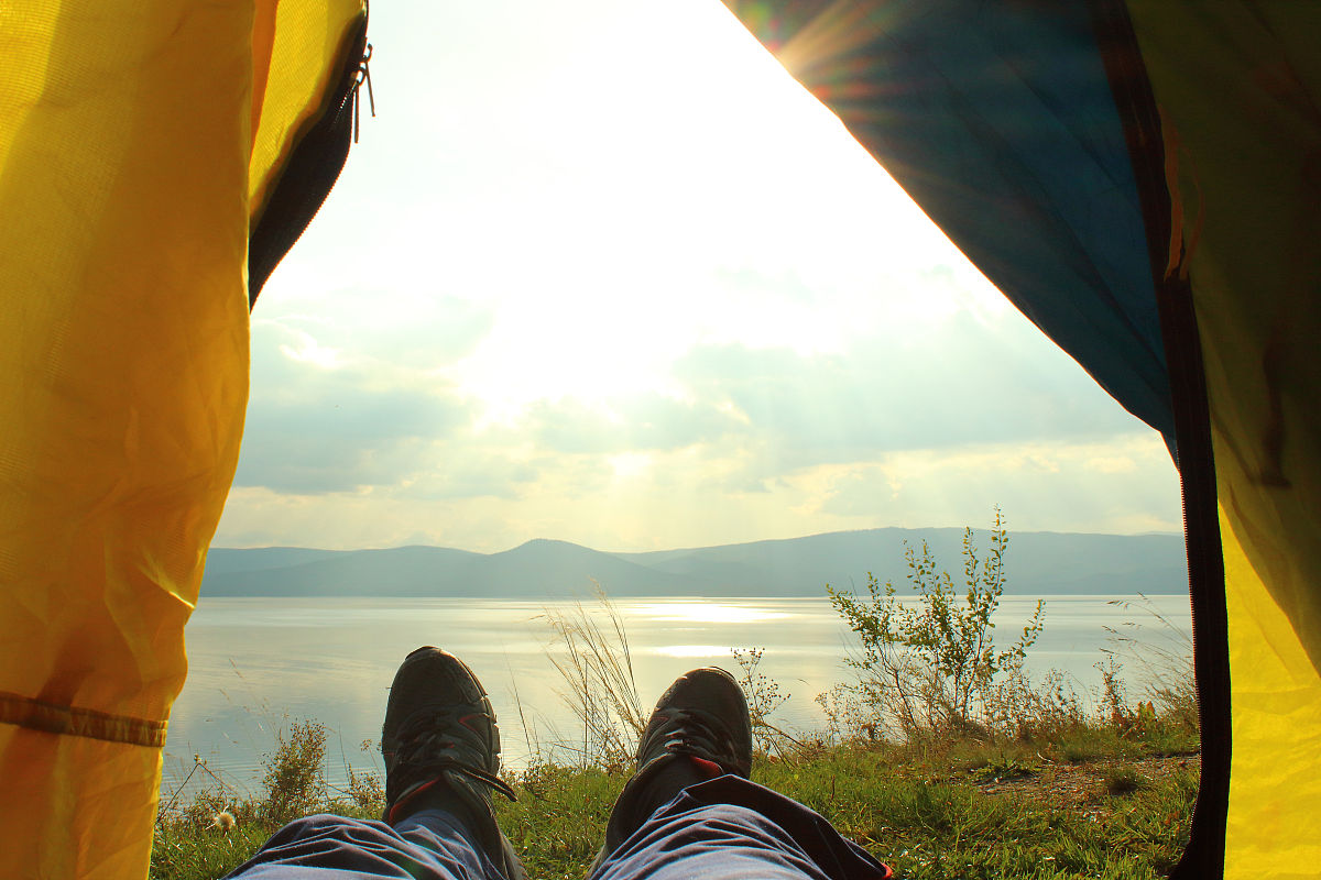 刘主任坐在诊桌前操作电脑王医生跑进来坐在旁边开口就说：你想买房不花钱吗？刘主任斜眼看了王医生一眼王医生又说：你想来一场说走就走的旅行吗？刘主任停下操作电脑看着王医生王医生说：你想吃饭不用掏钱吗？刘主任把身体凑过来轻声的问：你中彩票啦？王医生摇摇头坦然的说：没有啊我的意思是如果你想的话可以带上我我们一起想。刘主任脸一变坐回座位。给出个标题