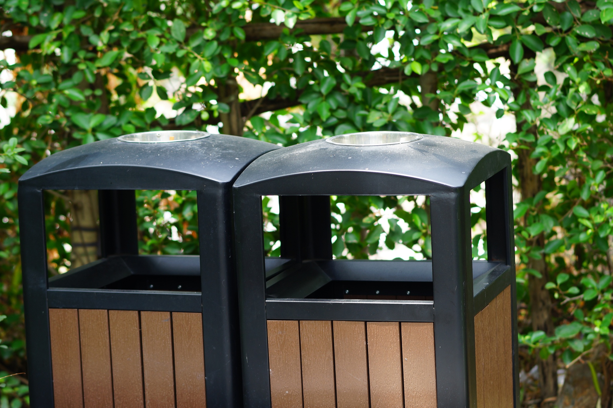 城市风采垃圾桶选用优质板材 精致做工匠心工艺 肉眼可见的细节棒抗压不变形 耐用抗腐蚀日晒雨淋都耐抗底座固定12级台风都刮不到让城市容貌更加绚丽夺目稳重如山的文案大全