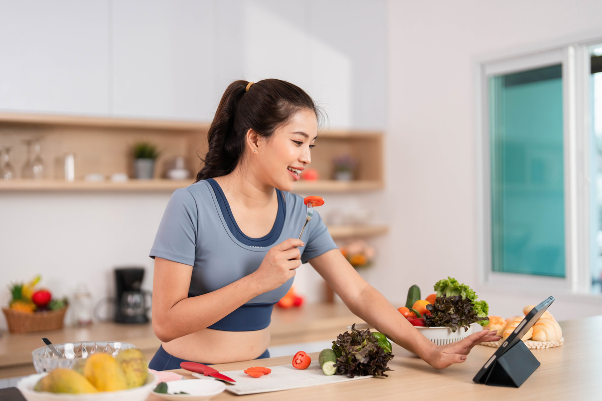 润色中文文章使语言更流畅。作为职业身份的家庭主妇 关于家务劳动社会上似乎存在着两种相互矛盾的刻板观念：一种倾向认为家庭主妇是被压迫的工人在令人不快、本质上是自我否定的工作中被奴役；另一种观点则认为家务劳动保障了无止境的创造性和休闲性的人生追求。经过对40名年龄在20-30岁的已婚已育家庭主妇的访谈作者认为家庭主妇是当今女性的主要职业角色。作为大多数女性生活中的日常经历家务劳动消耗了女性在其他领域
