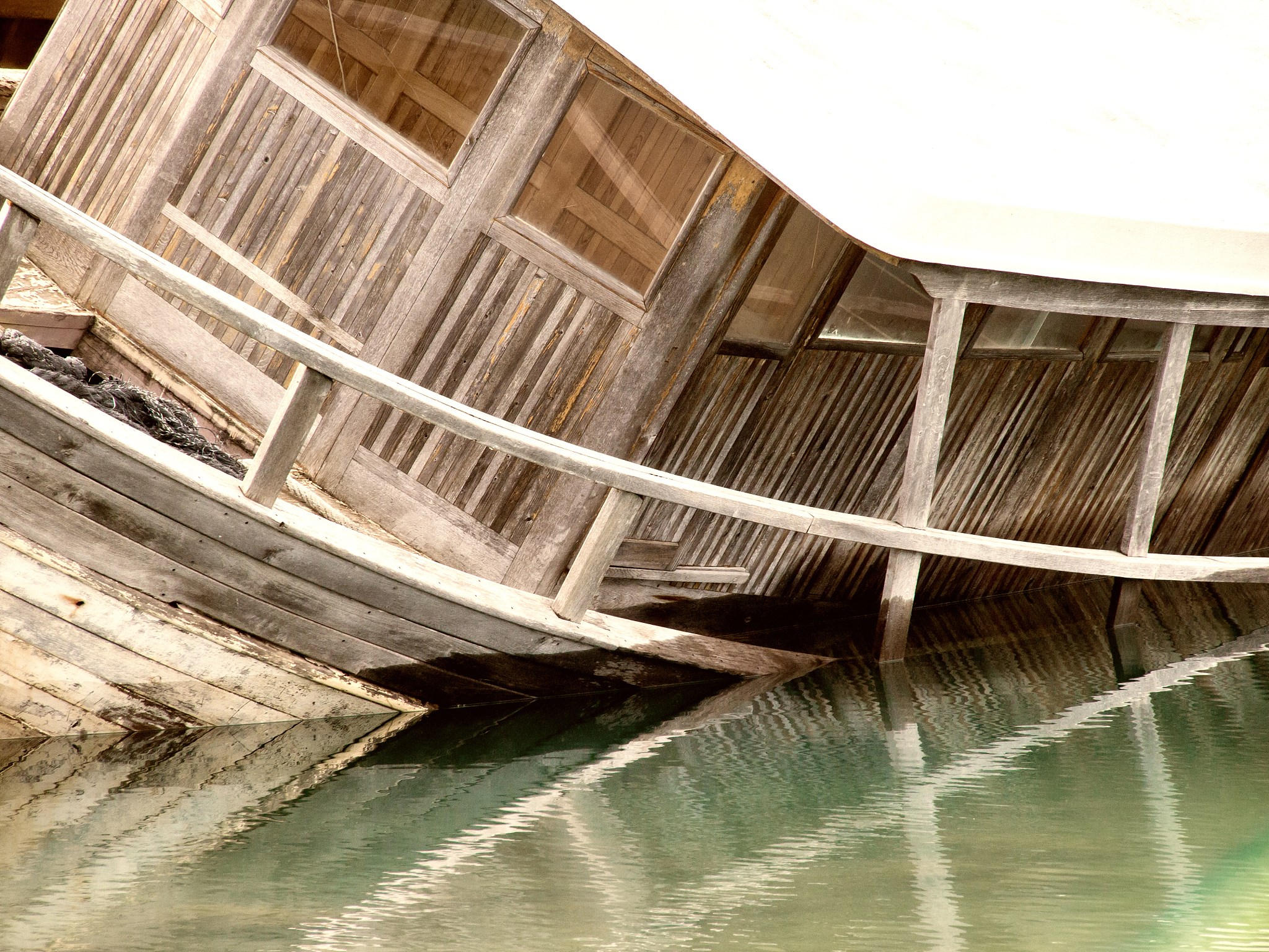 船体损坏分析：推测来自同一次停泊事故