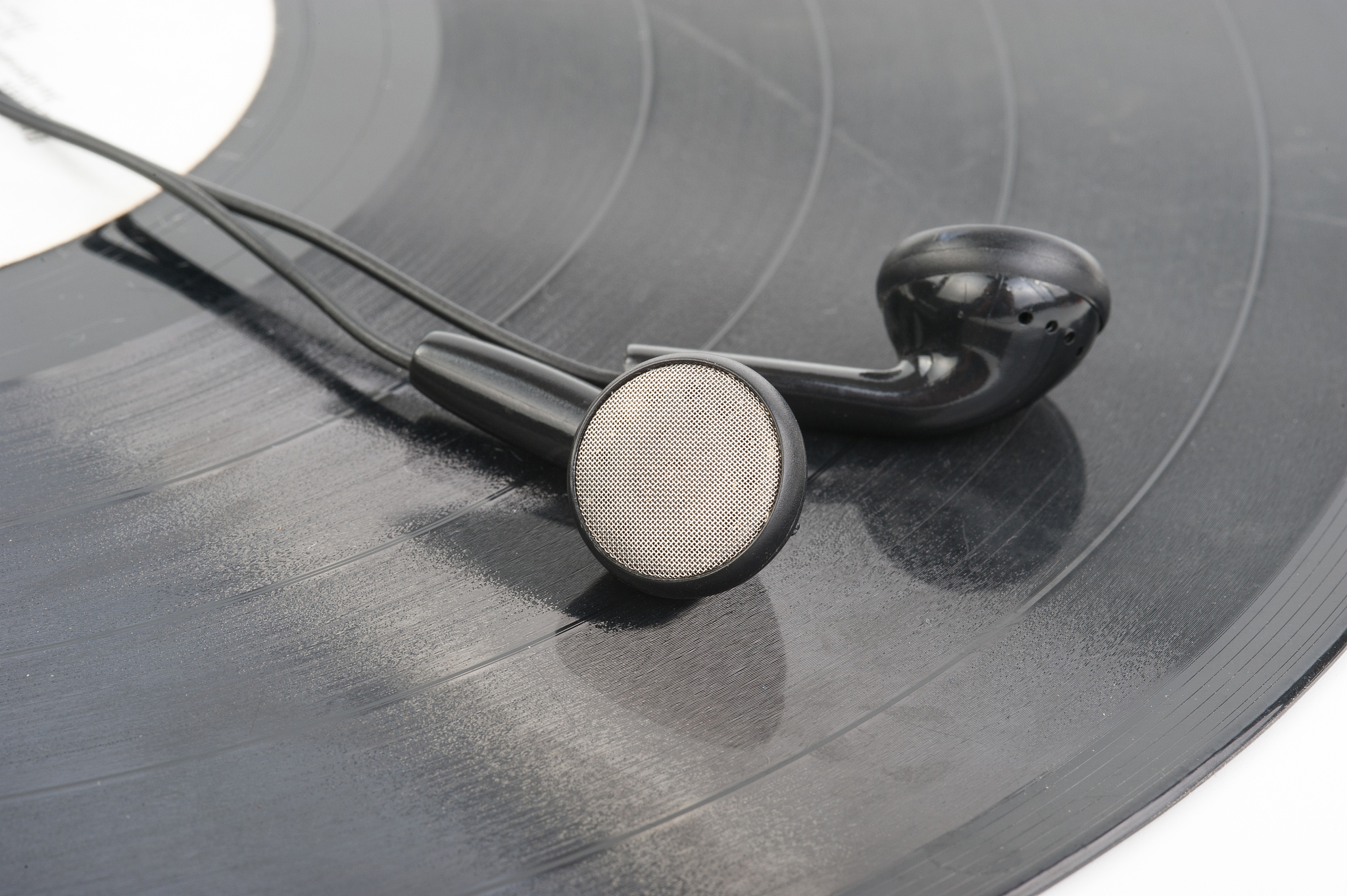 复古耳机设计灵感：Squeak Carnwath、Fornasetti 和 Bang & Olufsen 风格