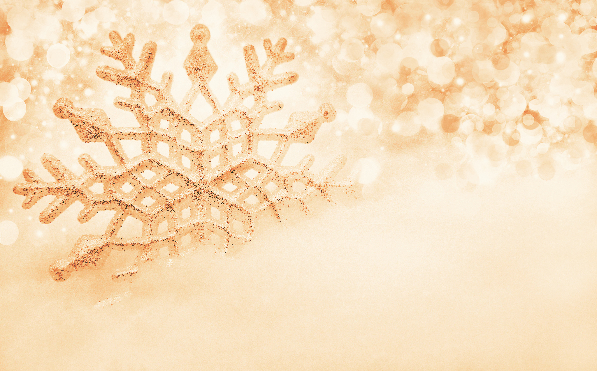 雪的秘密：从云层到大地的小冰晶